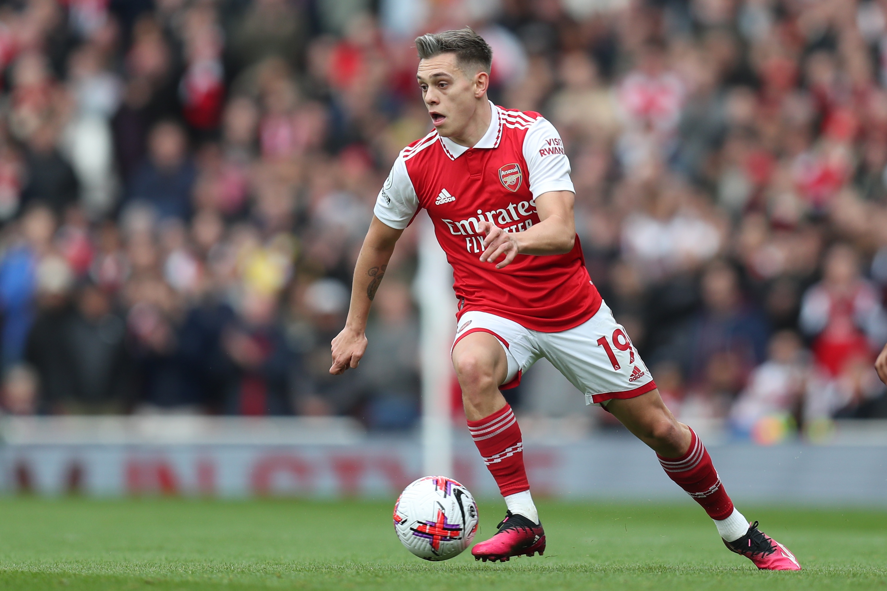 镜报：阿森纳欲补强左翼需先卖人，小蜜蜂维拉有意特罗萨德